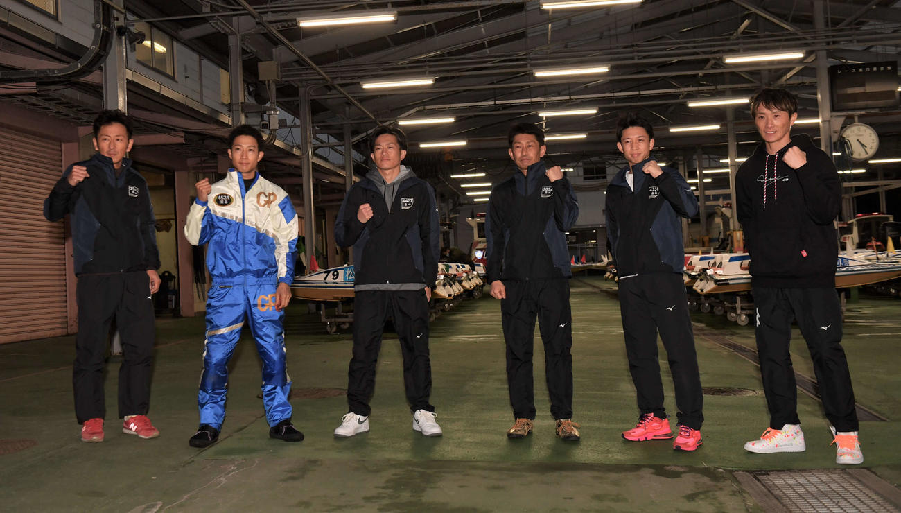 グランプリの前検で記念撮影に納まる。左から寺田祥、深谷知博、篠崎仁志、吉川元浩、毒島誠、峰竜太（撮影・柴田隆二）