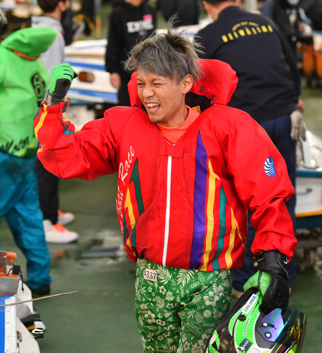 12Rトライアル1st1回戦で1着の平本真之はガッツポーズする（撮影・柴田隆二）