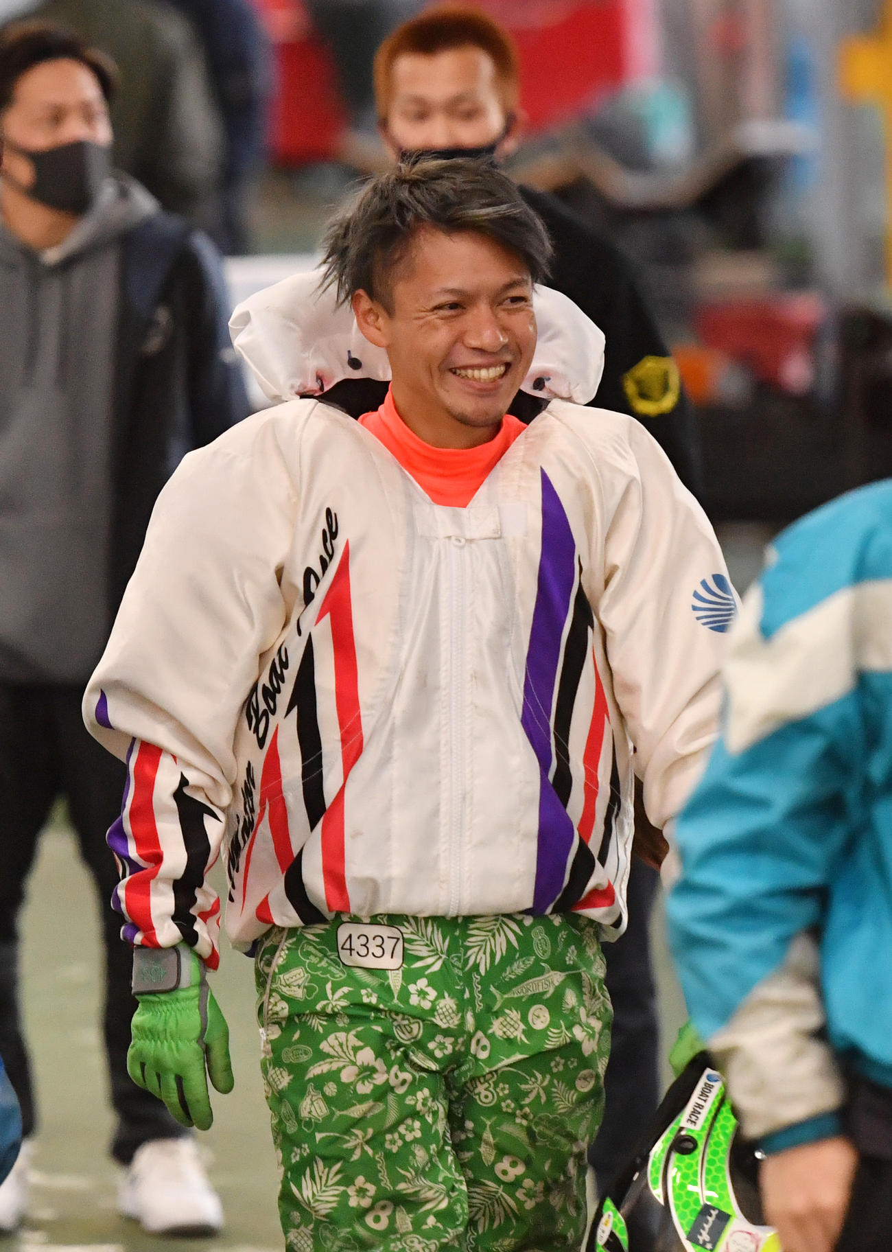12Rトライアル1st2回戦で1着の平本真之は笑顔を見せる（撮影・柴田隆二）