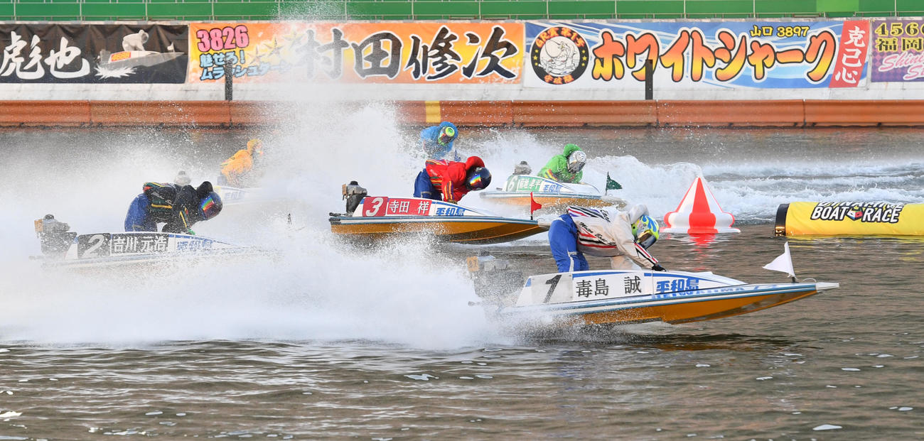 11Rトライアル2nd1回戦、1周目の2Mを回る1着毒島誠＜1＞、2着吉川元浩＜2＞、3着寺田祥＜3＞（撮影・柴田隆二）