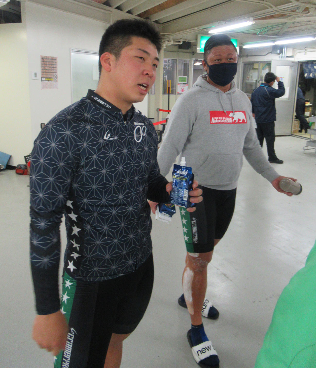桜井祐太郎（左）と明田春喜は、ヒヤリとした準決12Rを振り返る（撮影・岡田晋）