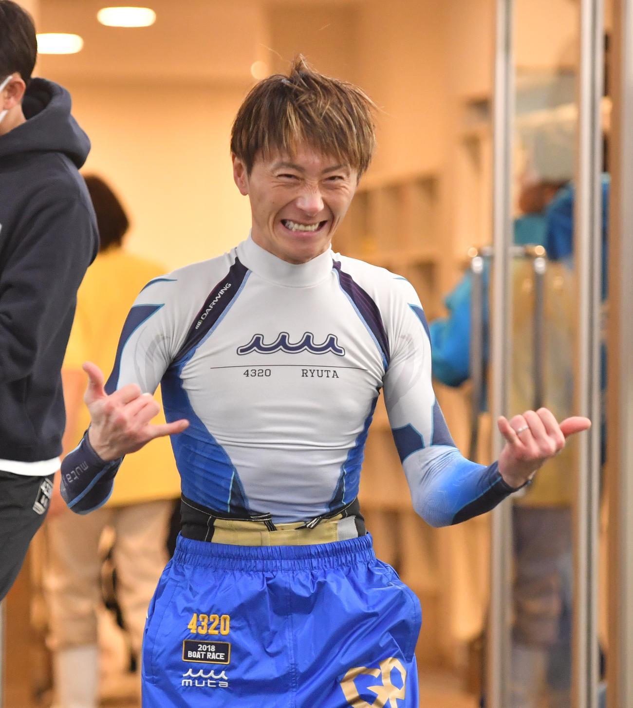 12Rトライアル2nd2回戦で1着の峰竜太はアロハポーズをする（撮影・柴田隆二）