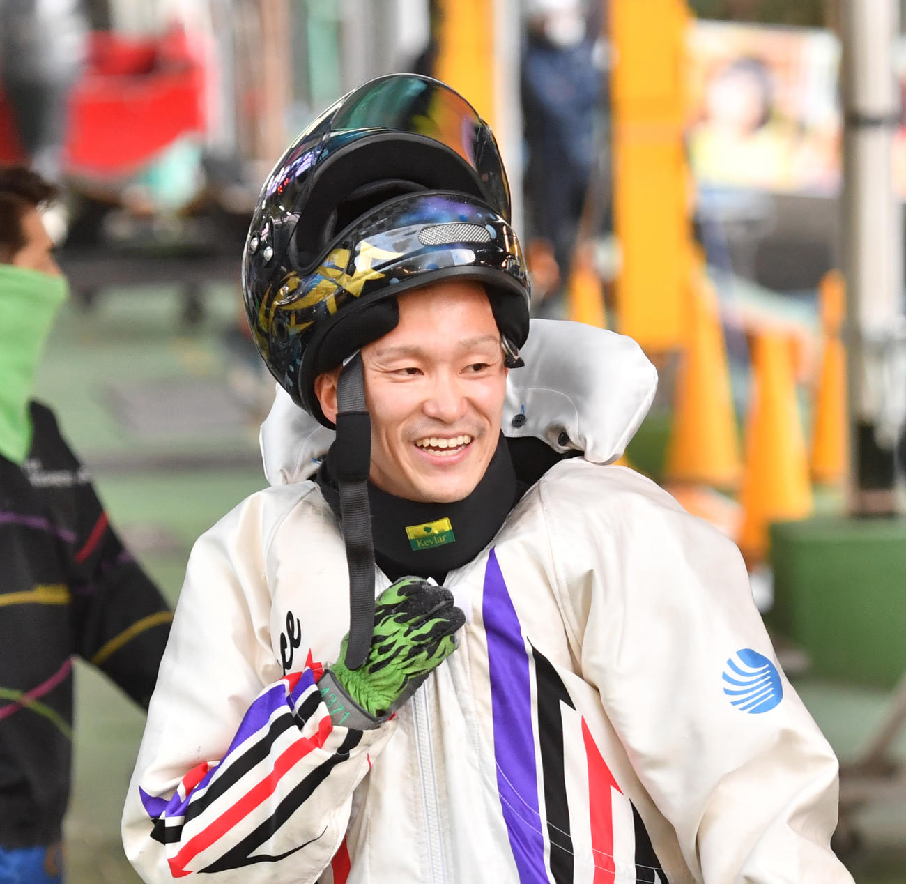 11Rトライアル2nd3回戦で1着の西山貴浩は笑顔を見せる（撮影・柴田隆二）
