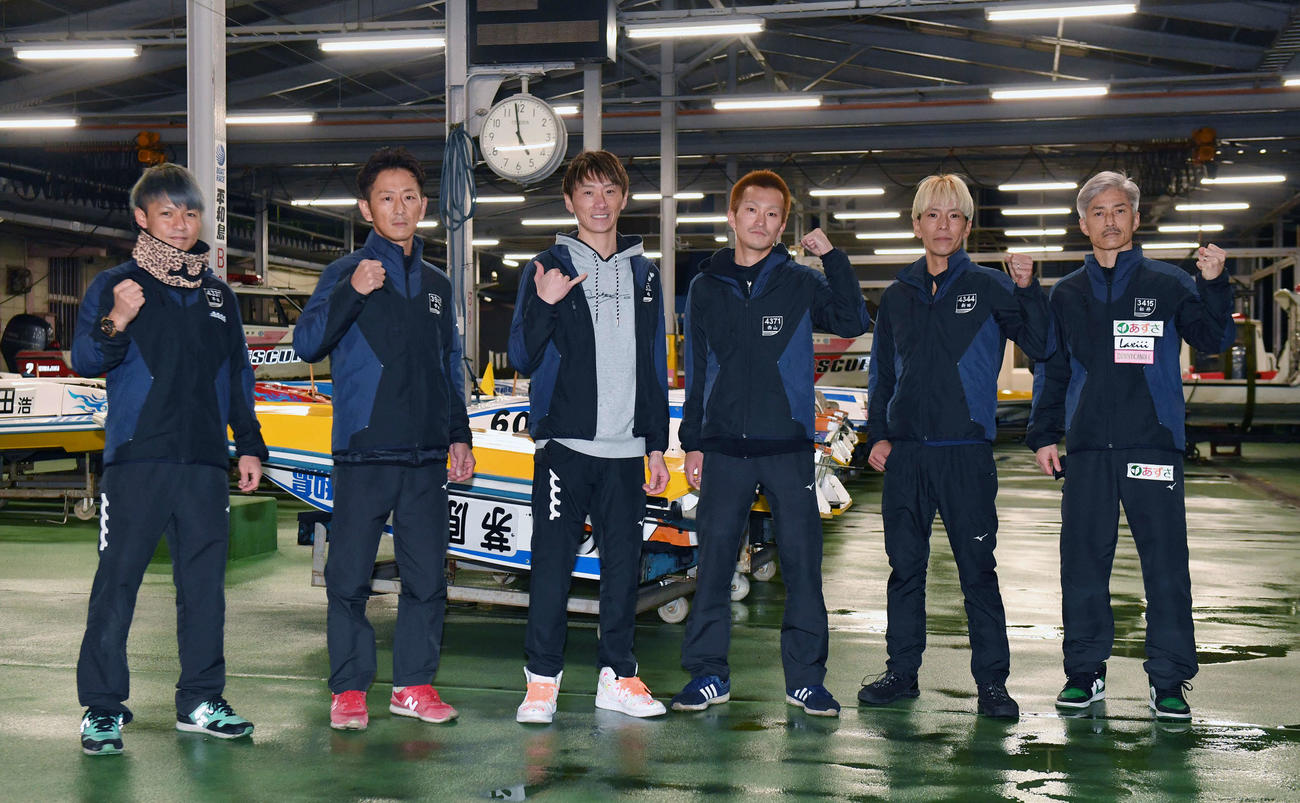 グランプリ優勝戦に向けガッツポーズする、左から平本真之、寺田祥、峰竜太、西山貴浩、新田雄史、松井繁（撮影・柴田隆二）