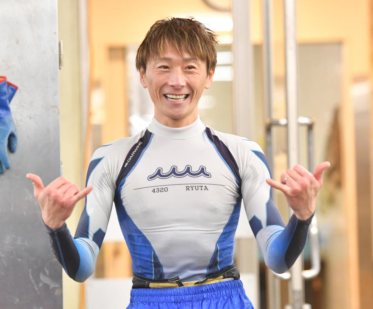 優勝戦に向け峰竜太はアロハポーズをする（撮影・柴田隆二）