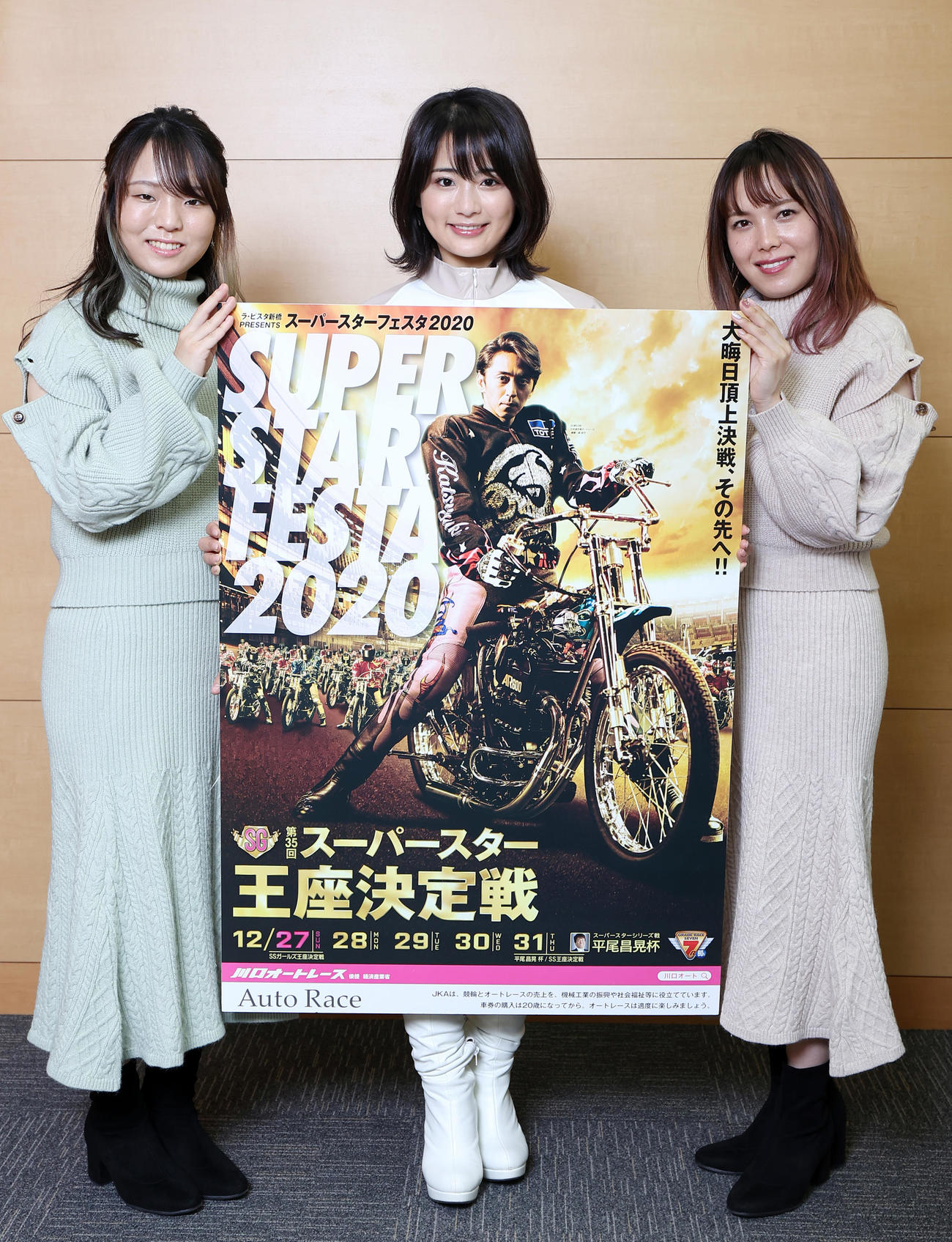 「川口オート第35回スーパースター王座決定戦」のPRで日刊スポーツ新聞社を訪れた、左から片野利沙選手、イメージガールの平嶋夏海、佐藤摩弥選手（撮影・浅見桂子）