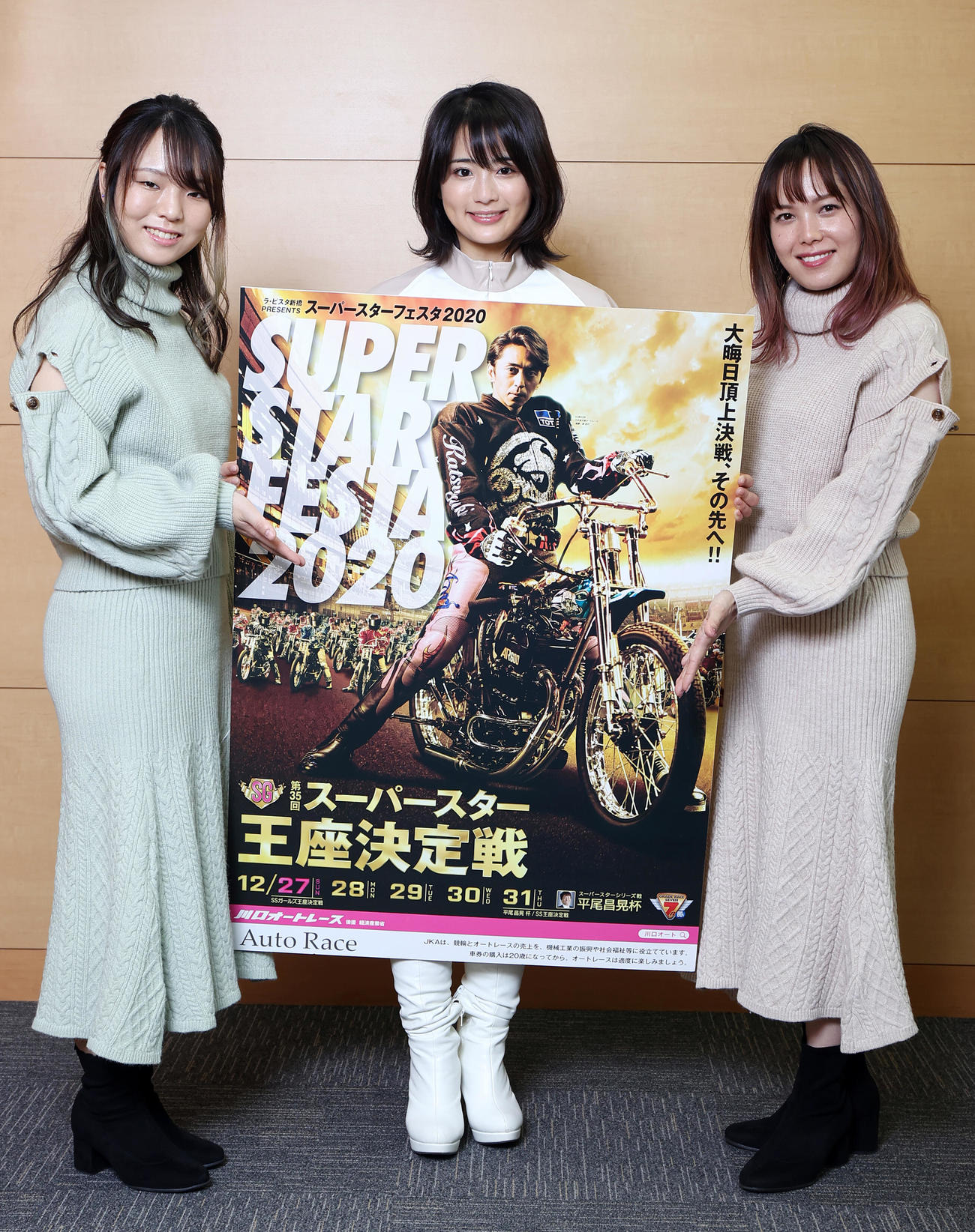 「川口オート第35回スーパースター王座決定戦」のPRで日刊スポーツ新聞社を訪れた、左から片野利沙選手、イメージガールの平嶋夏海、佐藤摩弥選手（撮影・浅見桂子）