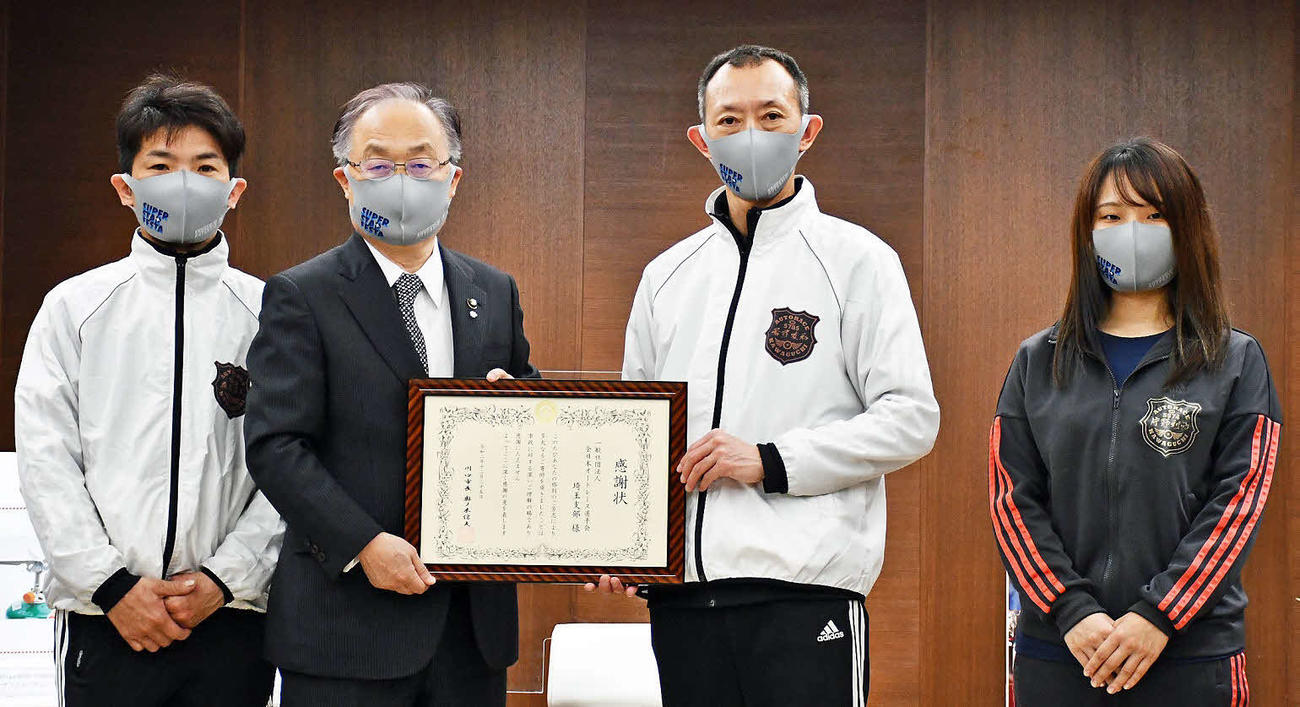 川口市にふるさと寄付を行った（左から）森谷隼人、奥ノ木信夫川口市長、若井友和、片野利沙