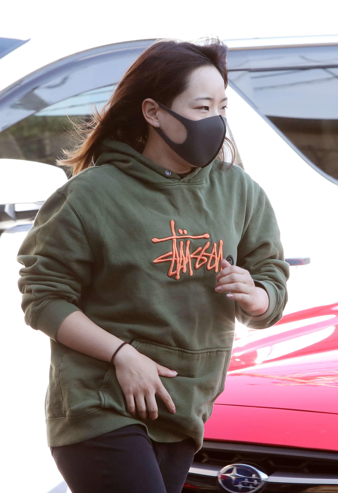 競輪場入りする高木真備（撮影・鈴木正人）