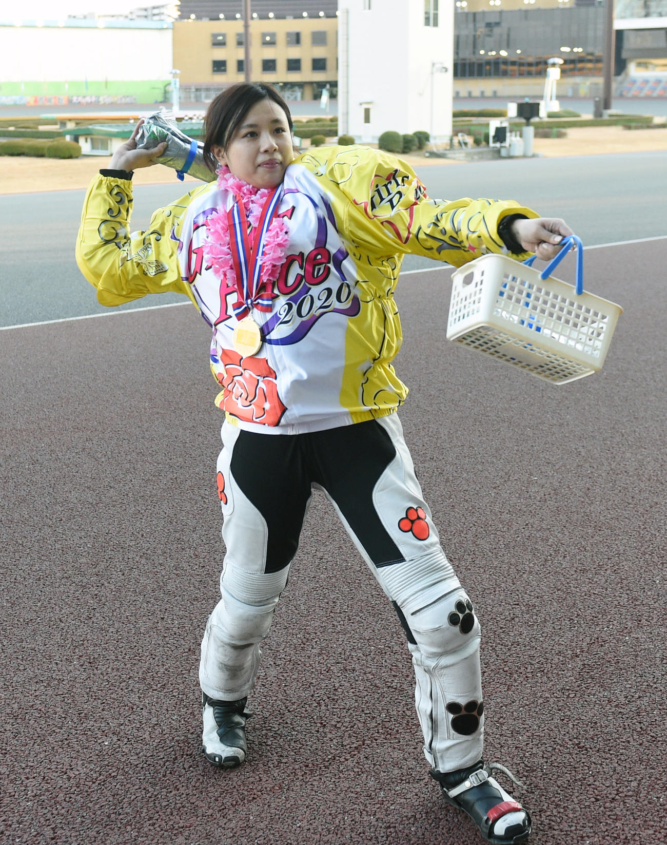 ガールズ王座決定戦で1着の田崎萌はスタンドにプレゼントを投げる（撮影・柴田隆二）