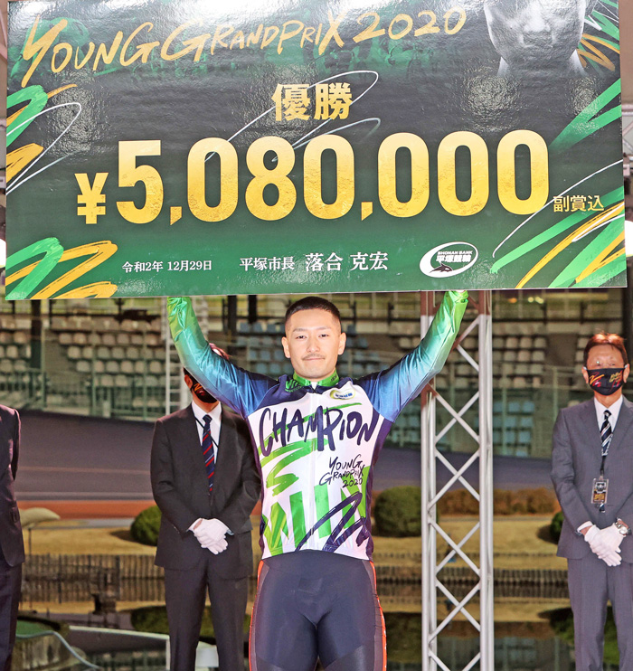 優勝賞金ボードを掲げる松井宏佑