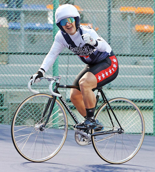ウイニングランでガッツポーズを見せる松井宏佑