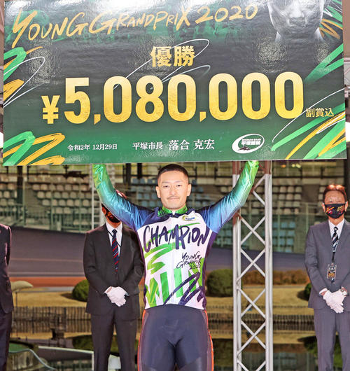 優勝賞金ボードを掲げる松井宏佑