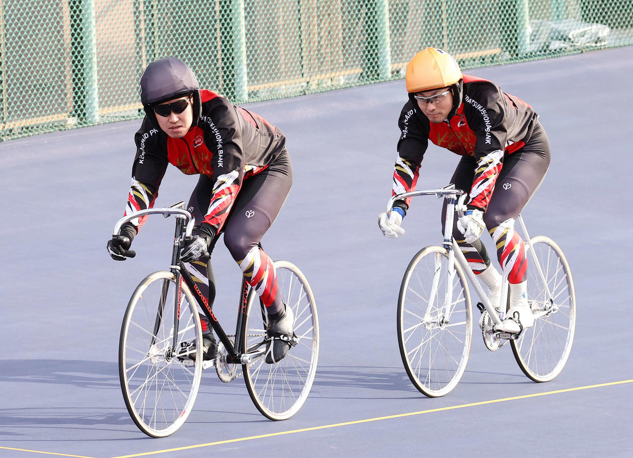 公開練習する脇本雄太（左）と平原康多（撮影・鈴木正人）
