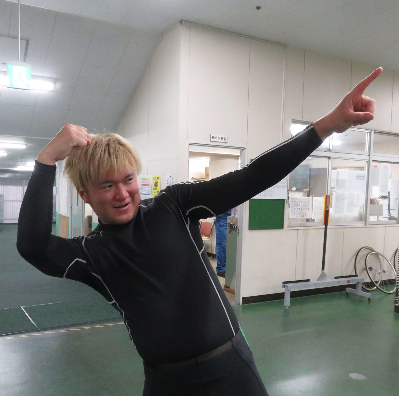 目指すは頂点！　松坂侑亮が気合の乗りをポーズで示す（撮影・野島成浩）