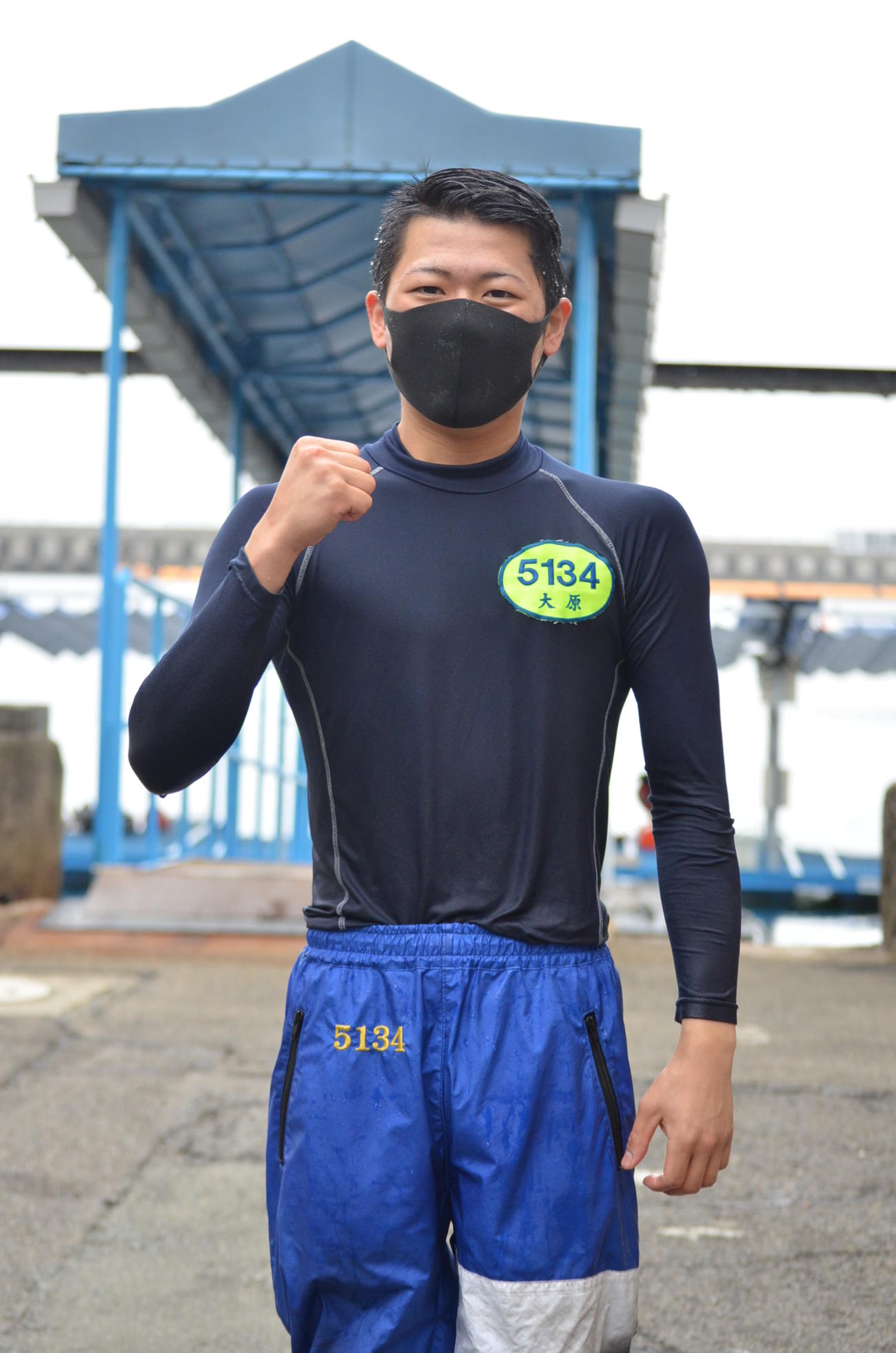 大時計前で水神祭をしてもらった大原祥昌はずぶ濡れのままガッツポーズ
