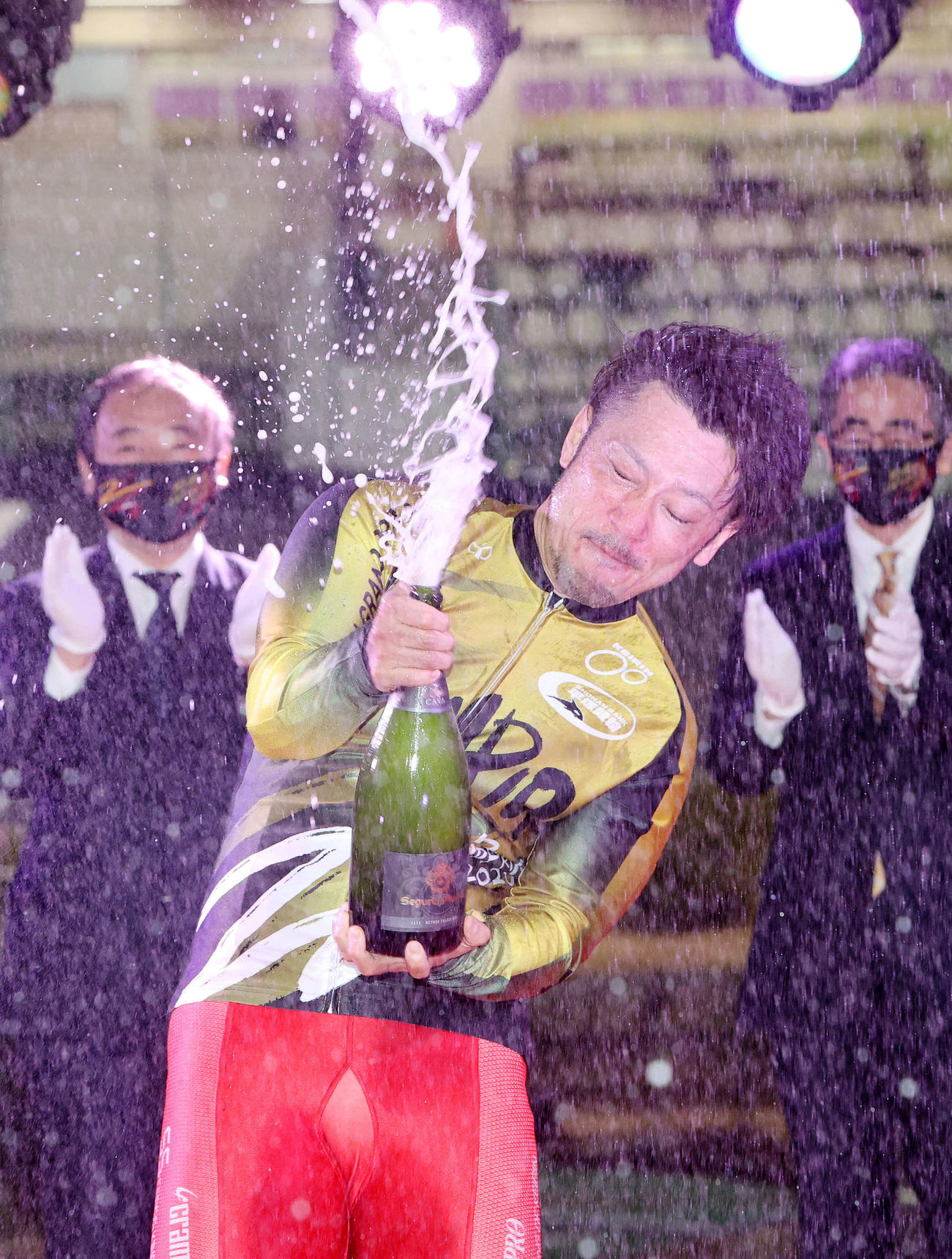 KEIRINグランプリ2020を優勝しシャンパンファイトする和田健太郎（撮影・鈴木正人）