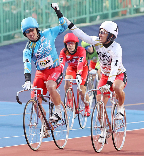 和田健太郎（左）はレースで目標にした郡司浩平（右）と喜びを分かち合う