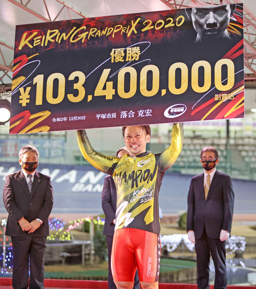優勝賞金ボードを掲げる和田健太郎