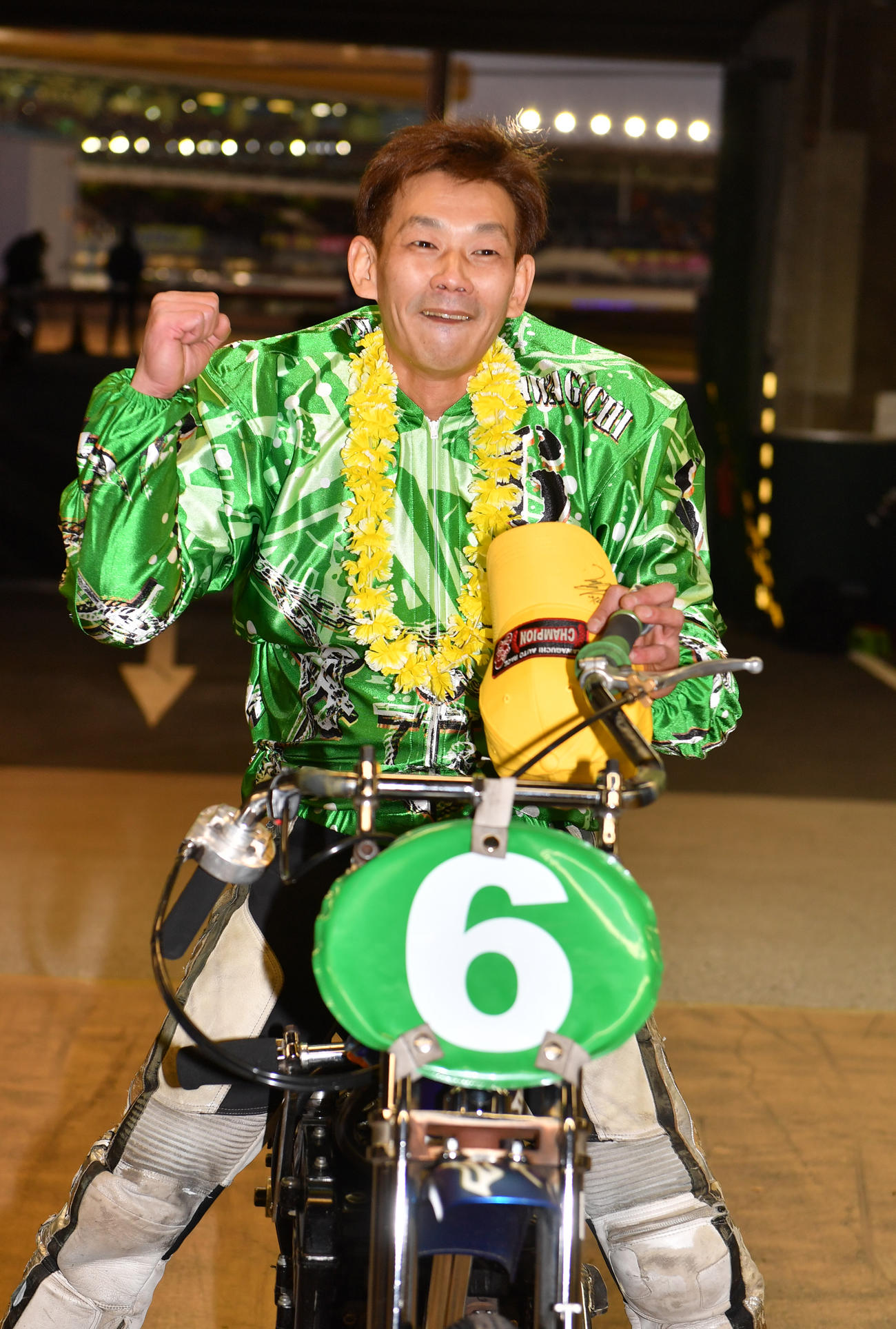 シリーズ優勝の重富大輔はガッツポーズする（撮影・柴田隆二）