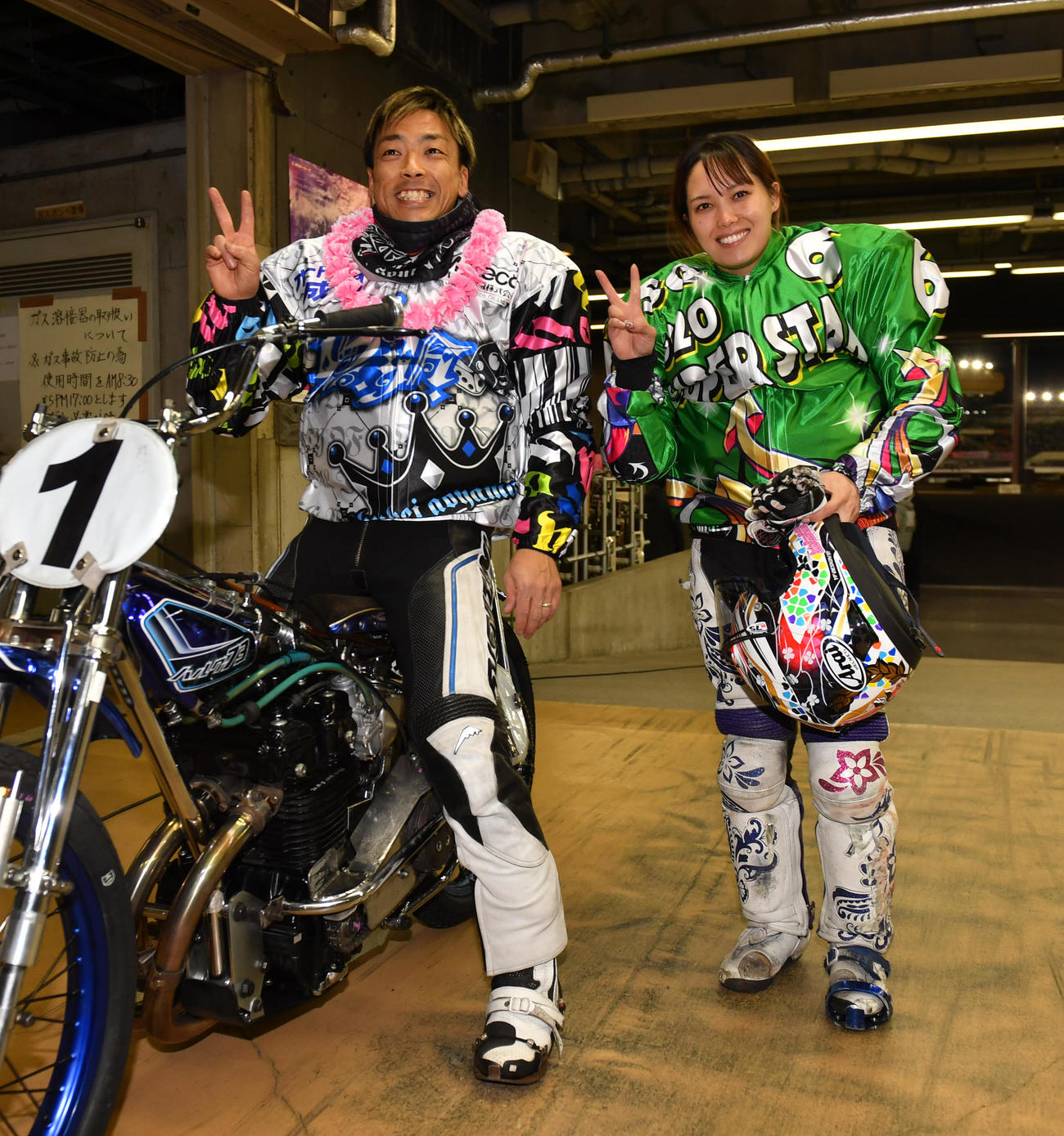 SS王座決定戦で優勝した青山周平は佐藤摩弥と記念撮影に納まる（撮影・柴田隆二）