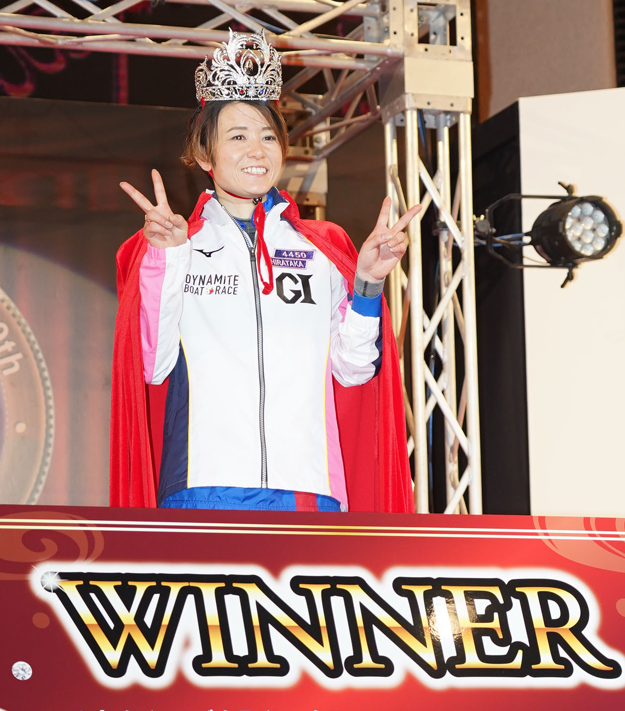 ティアラを身につけ喜ぶ平高奈菜（撮影・森本幸一）