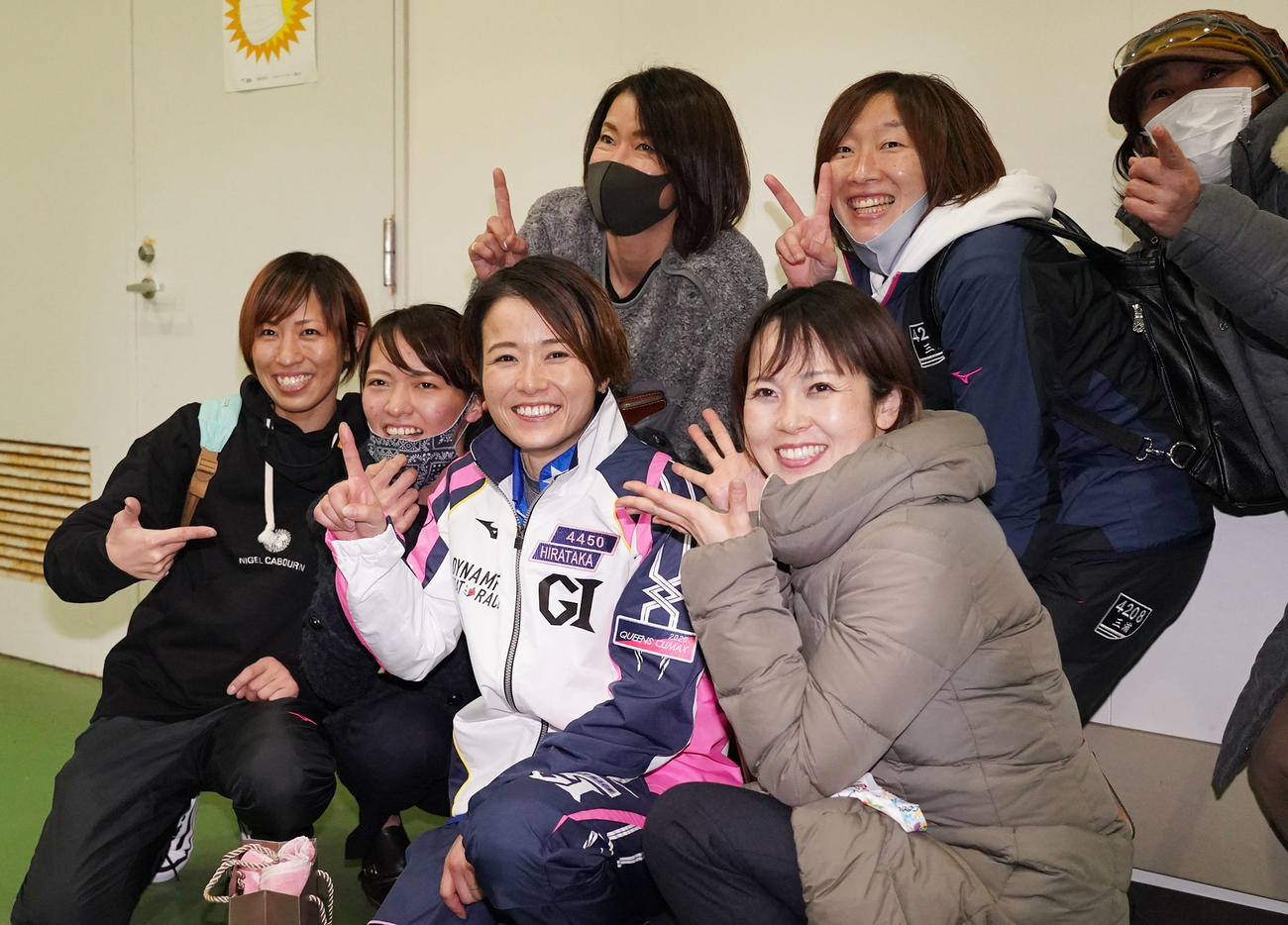 長嶋万記（前列左）、平山智加（同右）らに祝福される平高奈菜（前列左から3人目）（撮影・森本幸一）