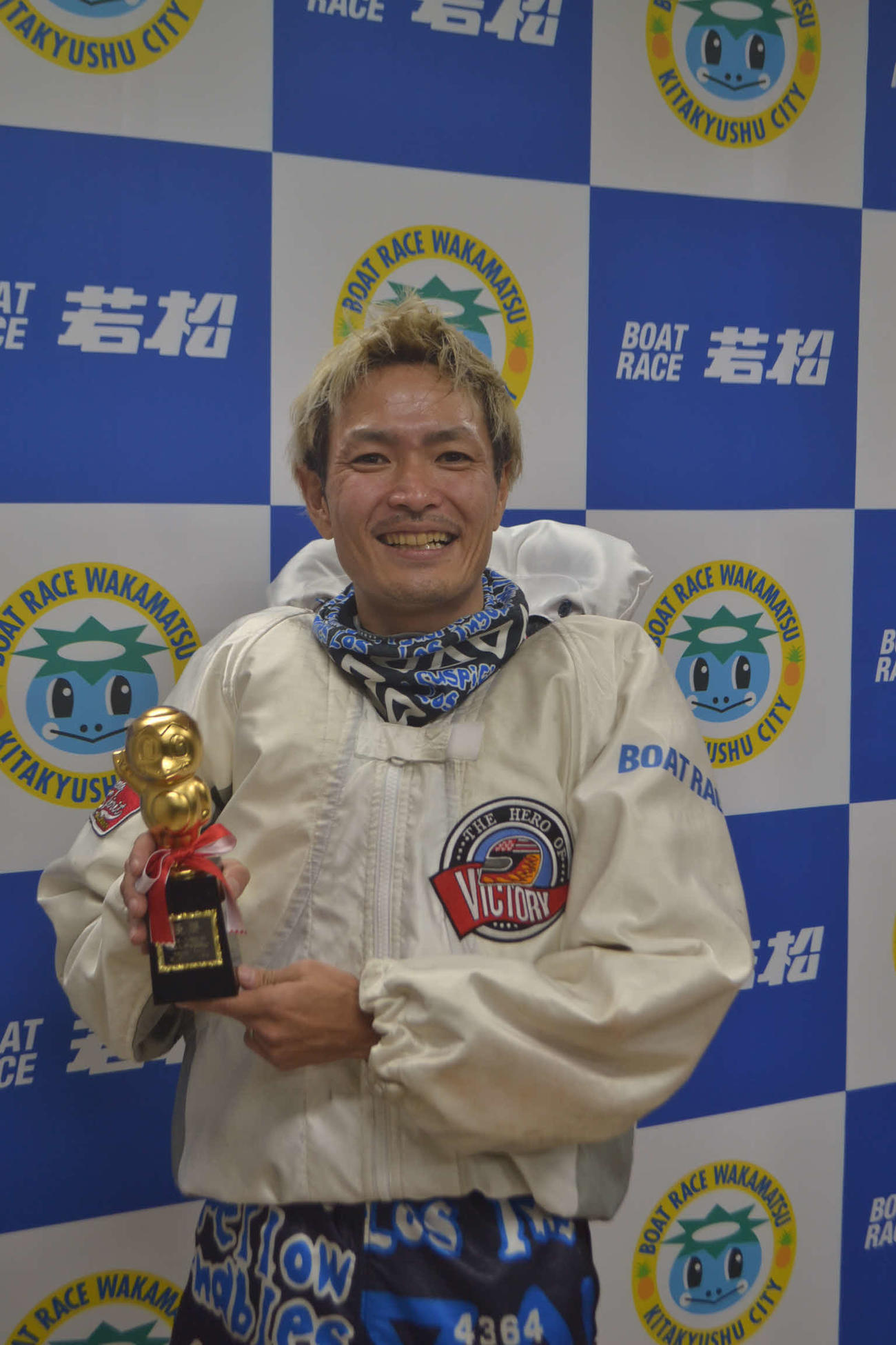 今年初優勝を決めた池永太は、笑顔でトロフィーを掲げる