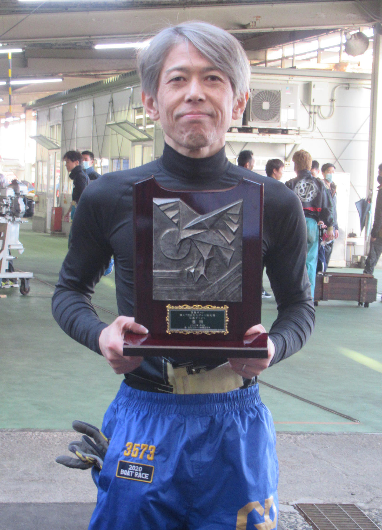 前本泰和が鮮やかな先マイで優勝。日刊スポーツ栄光楯を手にした