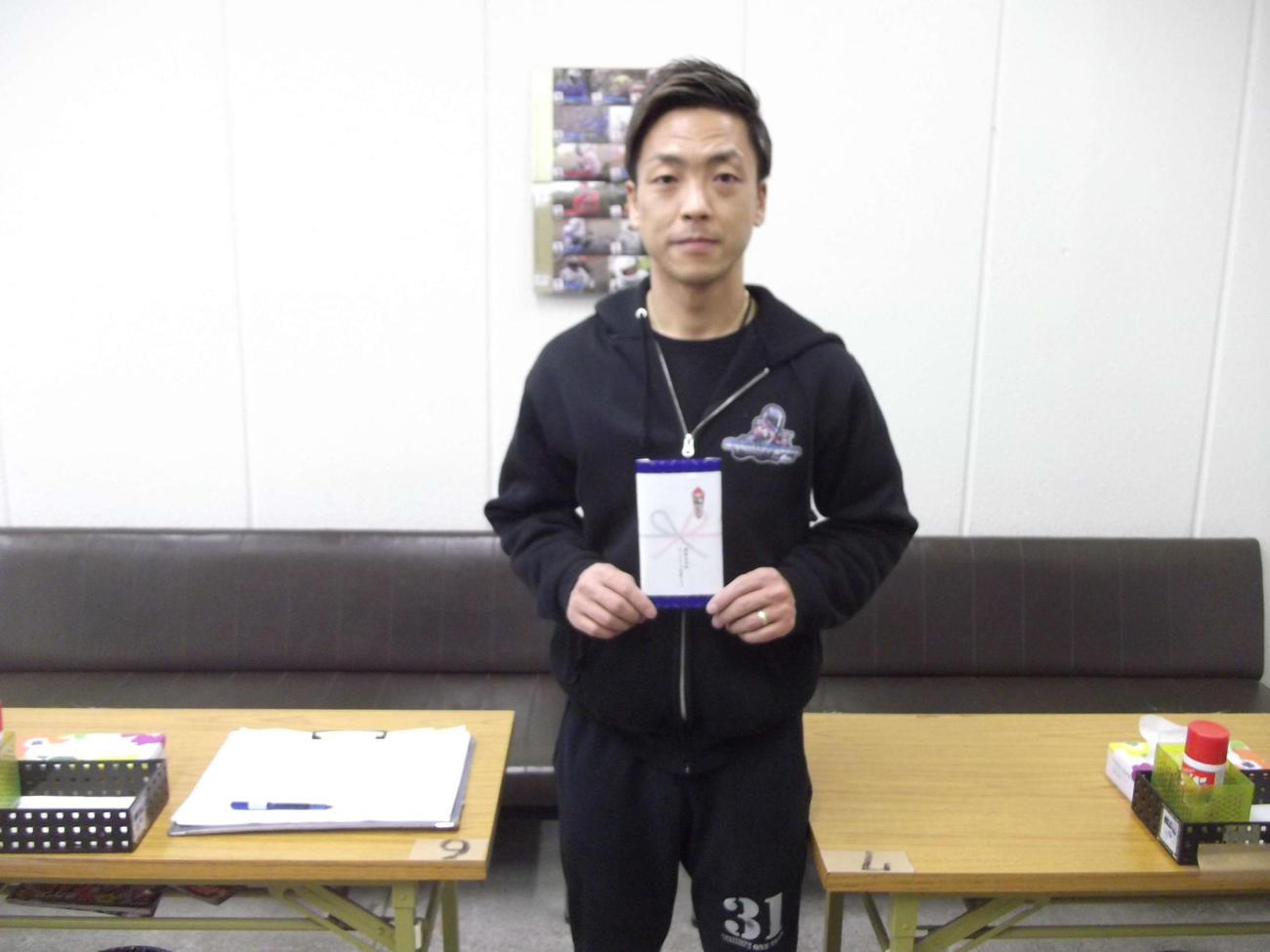 関東日刊紙オートレース記者クラブ最優秀選手に輝き賞品を手にする青山周平（撮影・小川将司）