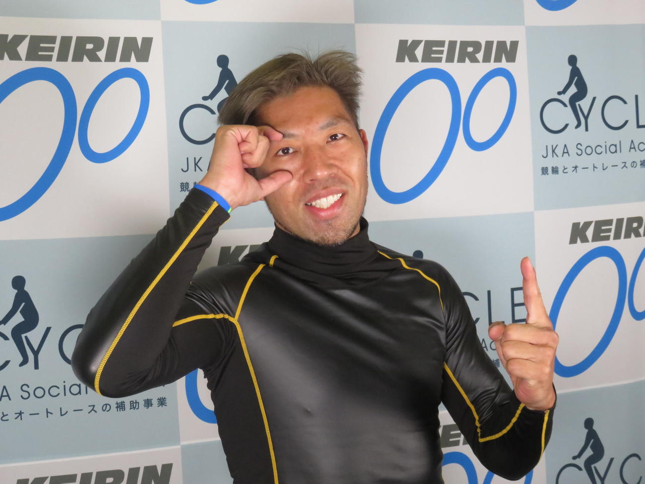 プロレスラー内藤哲也の決めポーズで写真に収まる内藤秀久