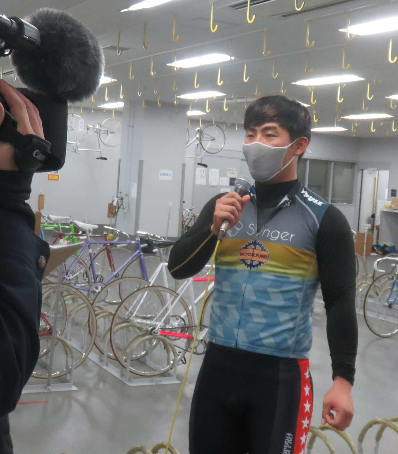 予選8Rを快勝し、勝利者インタビューを受ける朝倉智仁（撮影・栗田文人）