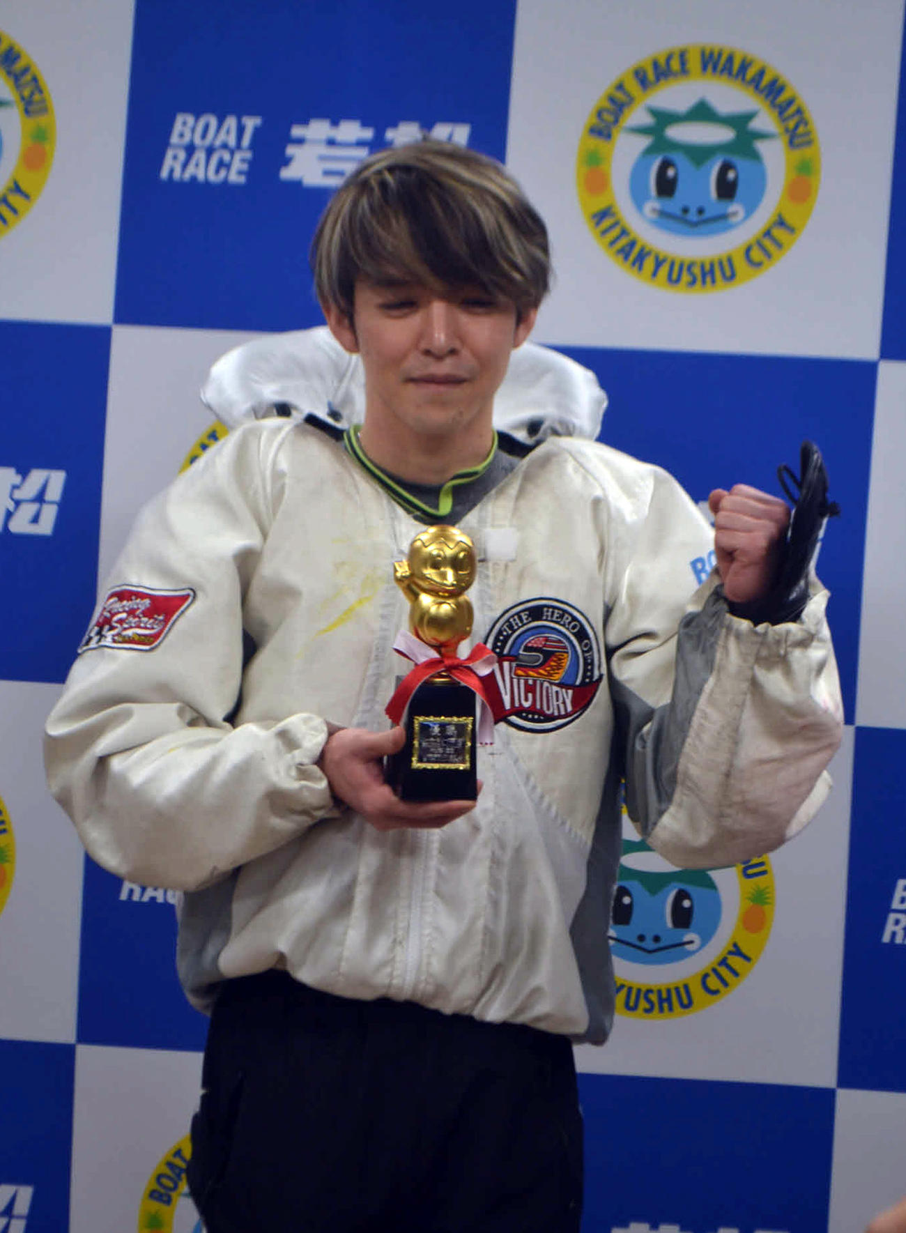 高倉和士が逃げて今年初優勝を決め、トロフィーを手にガッツポーズを見せた