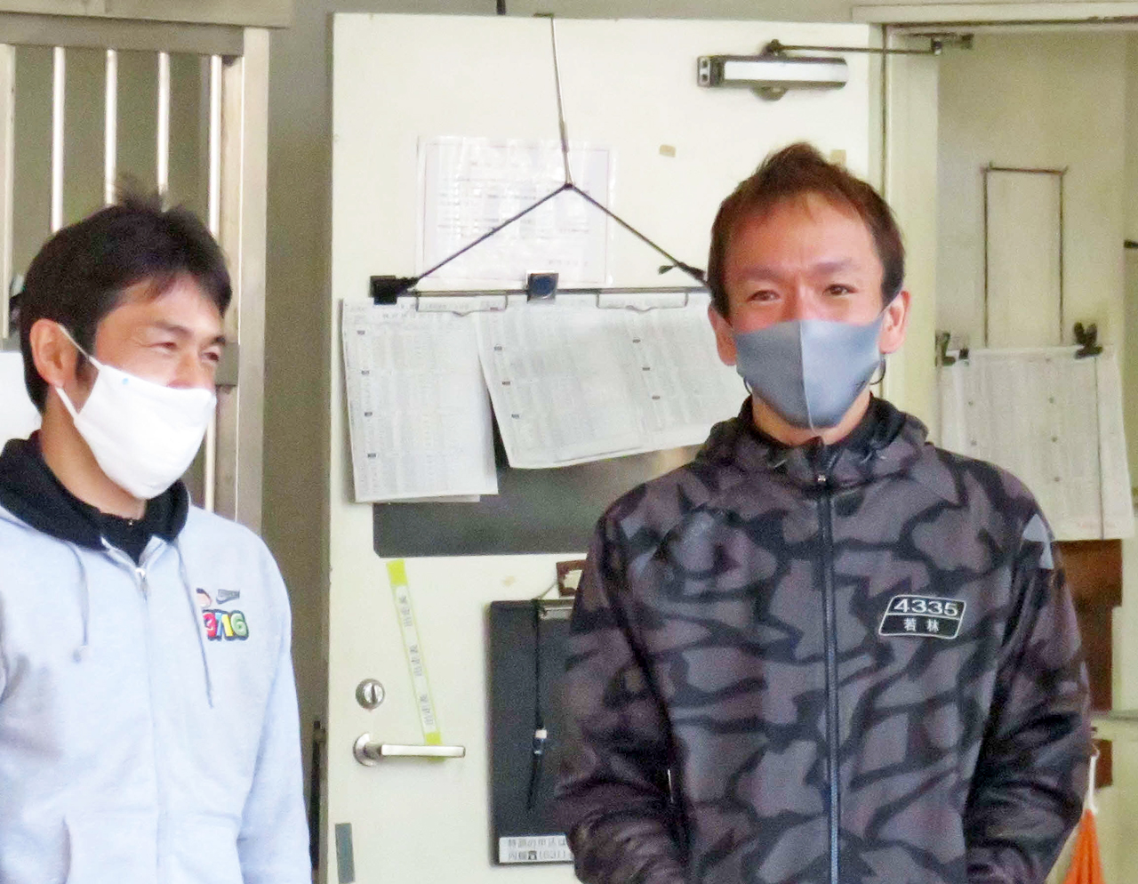 石渡鉄兵（左）と談笑する若林将（撮影・野島成浩）