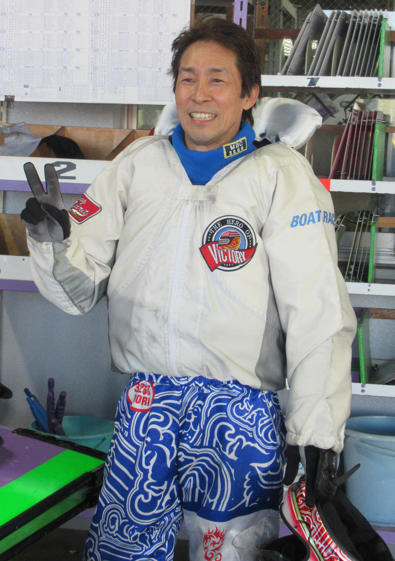 4日目3Rで通算2000勝を達成した森竜也は笑顔でVサイン（撮影・岡田晋）