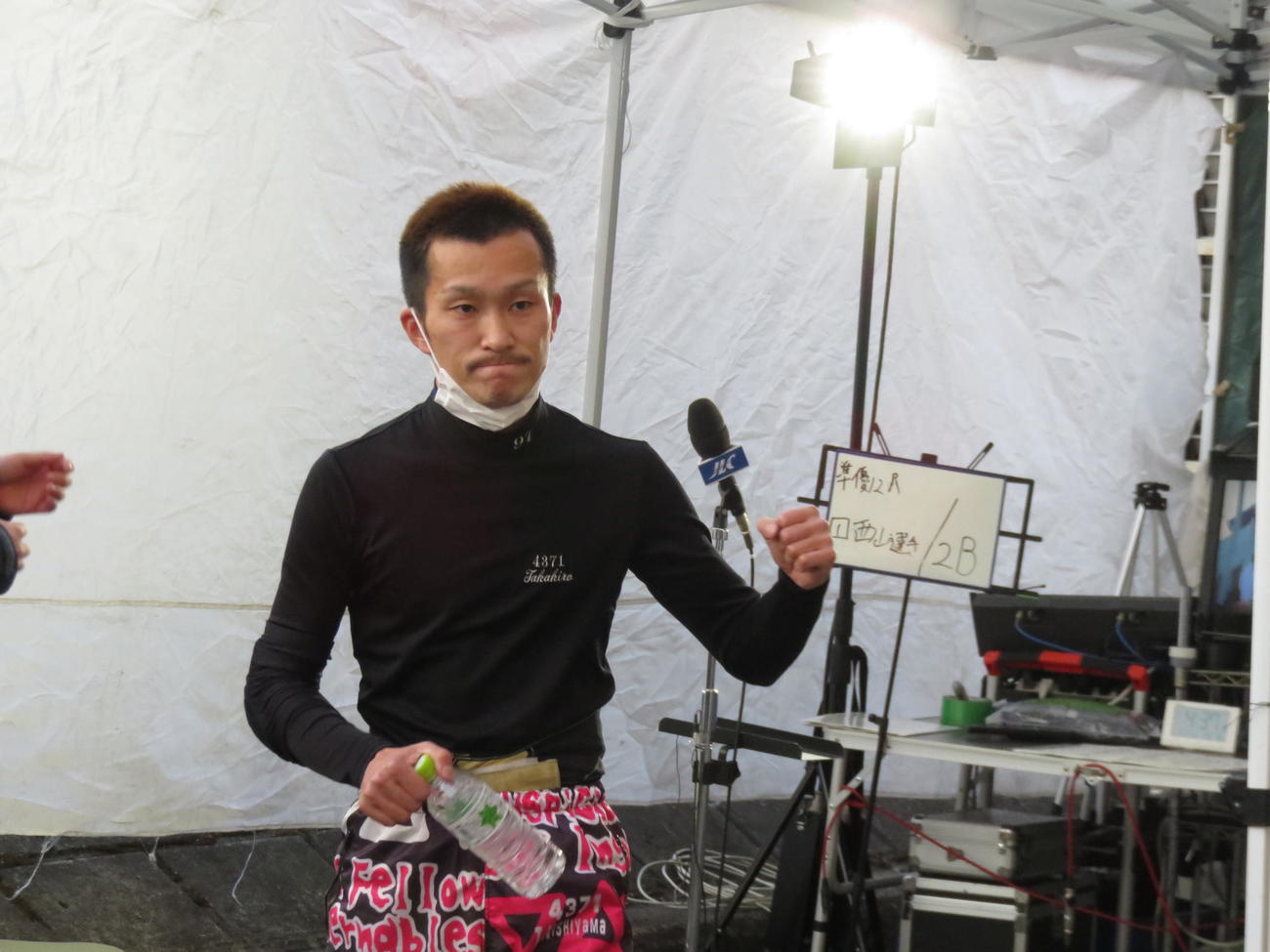 準優12R勝利に、左手でガッツポーズの西山貴浩