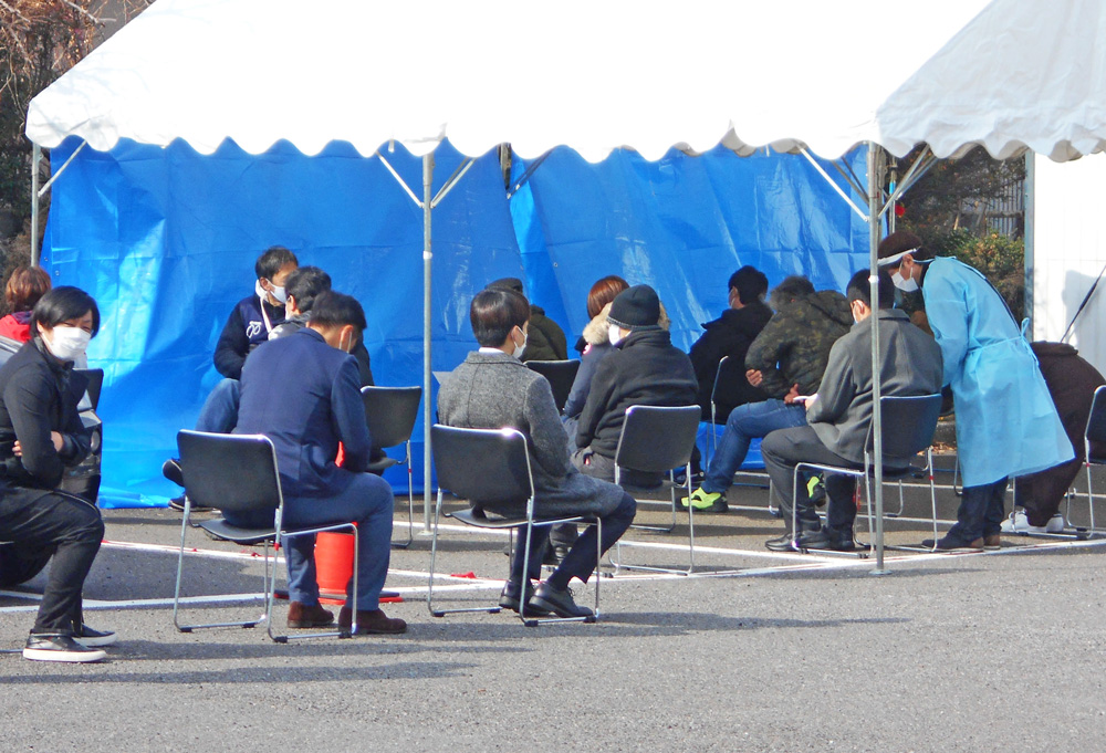 別府競輪場で新型コロナウィルスの検査を待つ選手や関係者たち