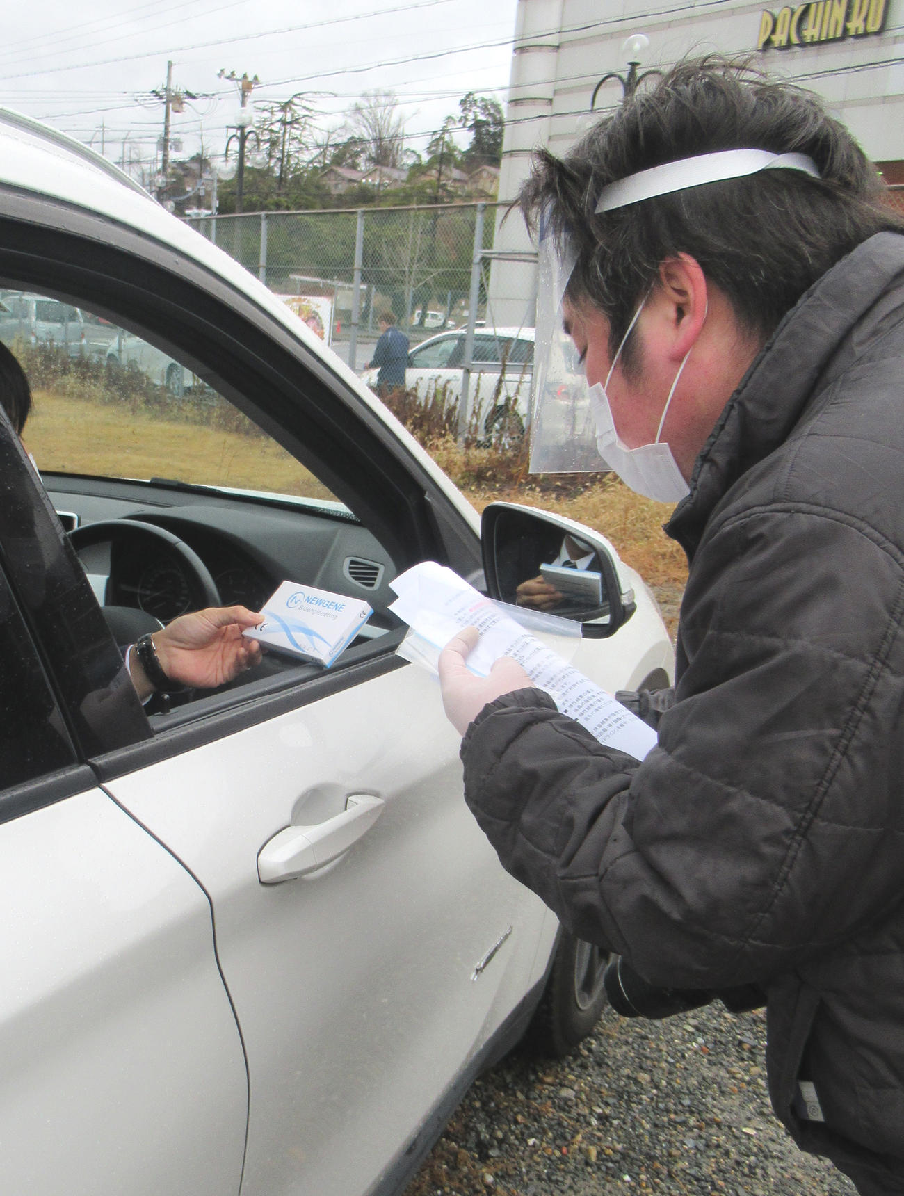 車で到着した選手は、車内で抗原検査キットを受け取り説明を受けた（撮影・岡田晋）