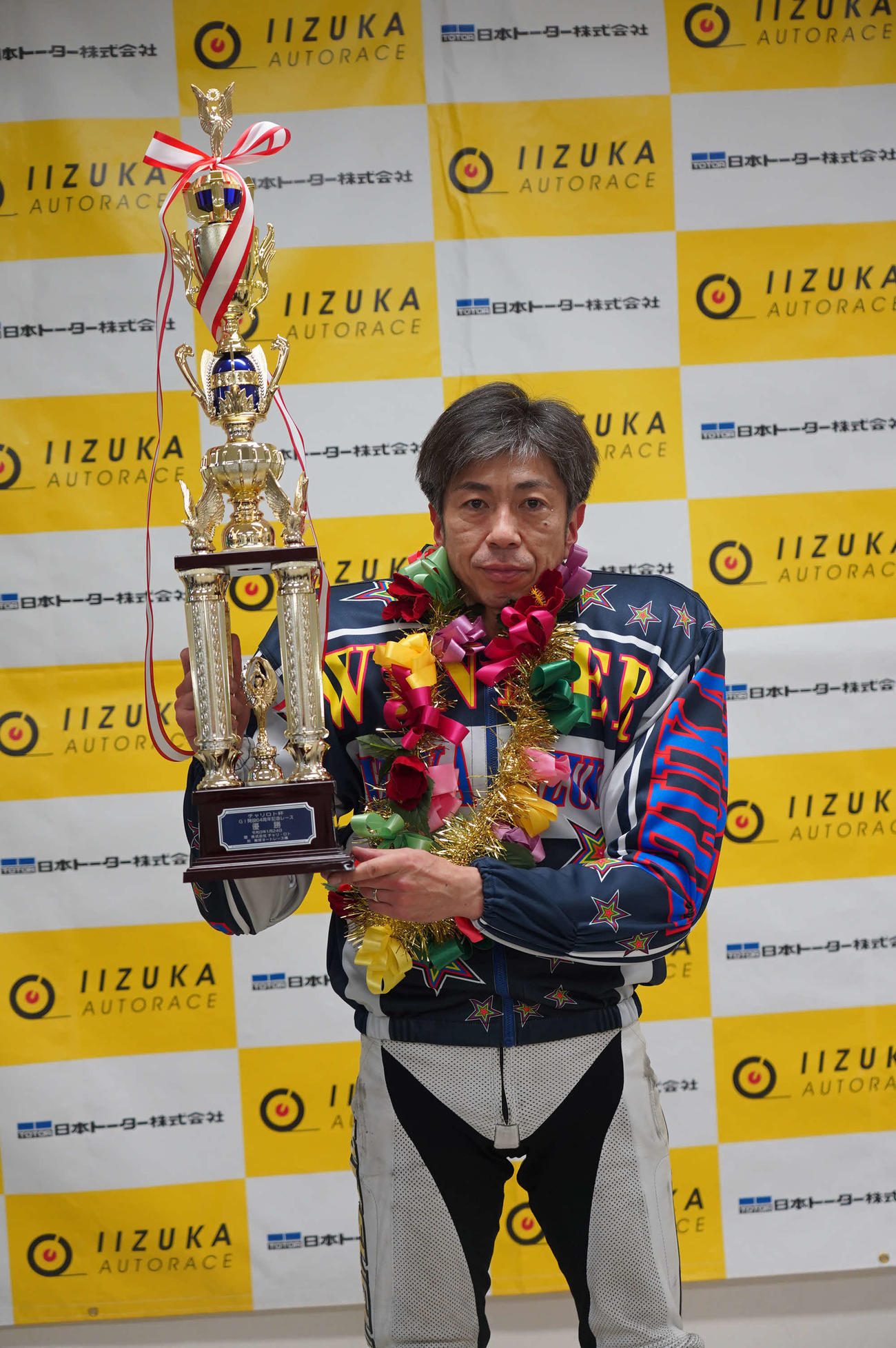 高橋貢がG1最多タイとなる28回目のVを飾り、優勝トロフィーを掲げる