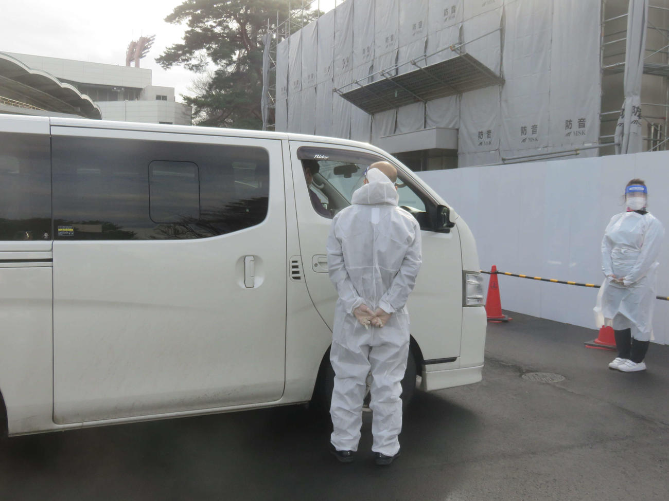 車内で抗原検査を受ける選手