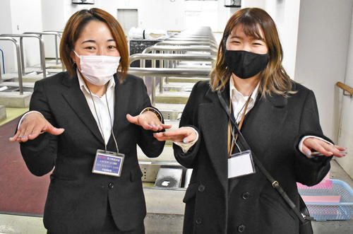 尾方真生（右）は抗原検査を無事にパスして同期・増田夕華とセーフのポーズ