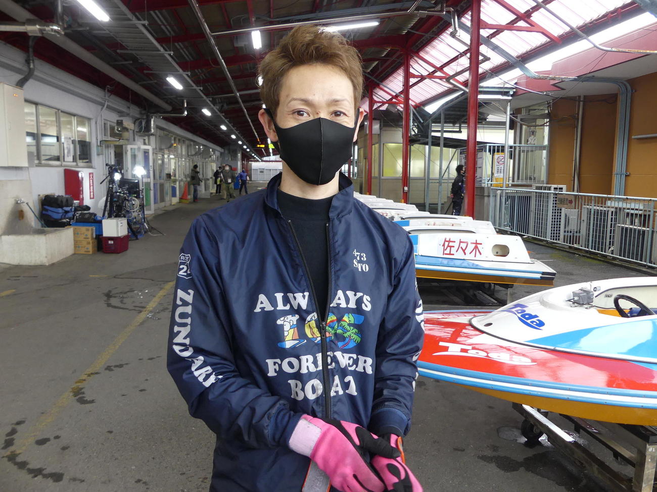 好素性22号機を手にした佐藤翼（撮影・窪寺伸行）