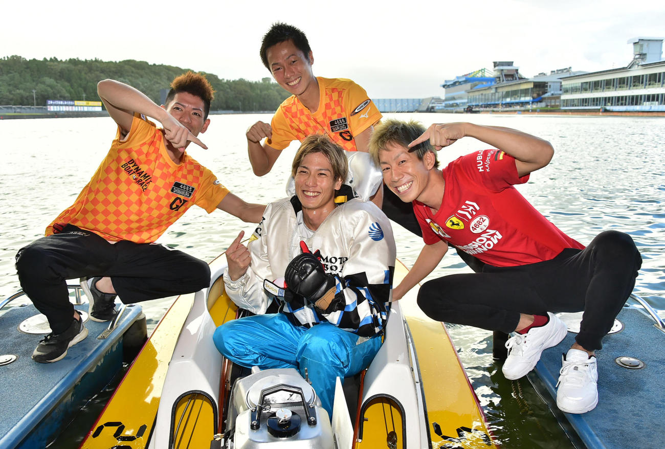 19年9月、ヤングダービーで優勝した永井彪也（中央）は島村隆幸（左）らから祝福を受けた
