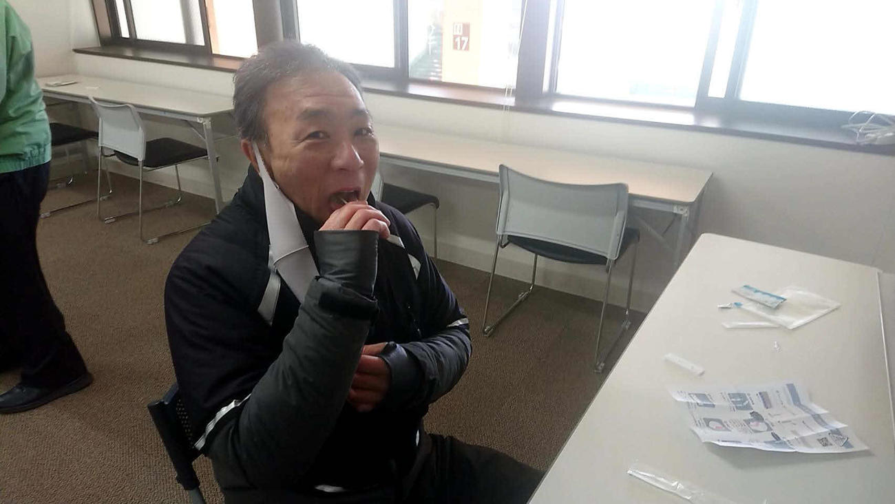 川崎競輪の前検日は、全ての選手、関係者の抗原検査が実施された（写真は開催指導員の郡司盛夫）