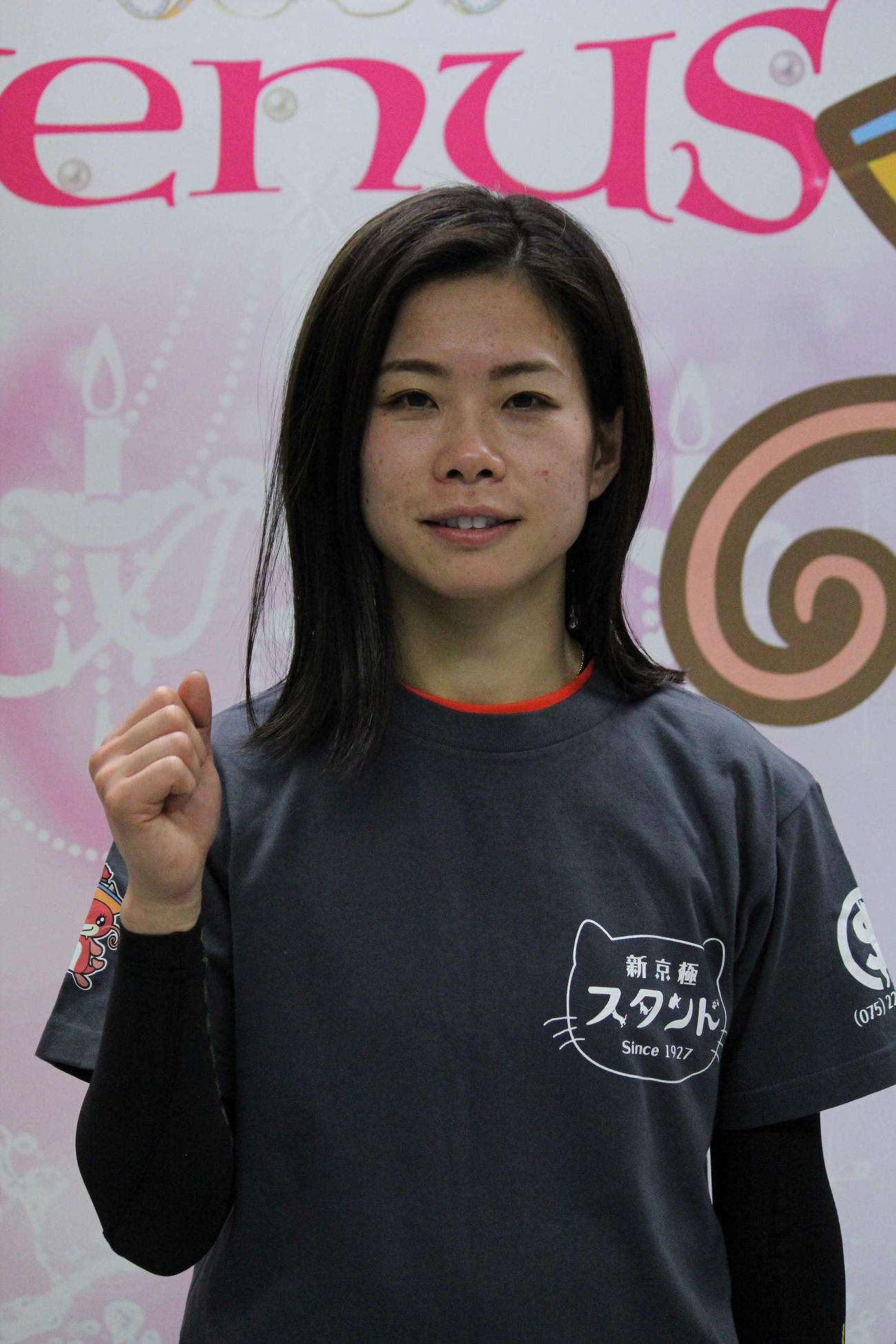 デビュー2回目の優勝を飾った出口舞有子が「新京極　スタンド」のTシャツを着てガッツポーズ
