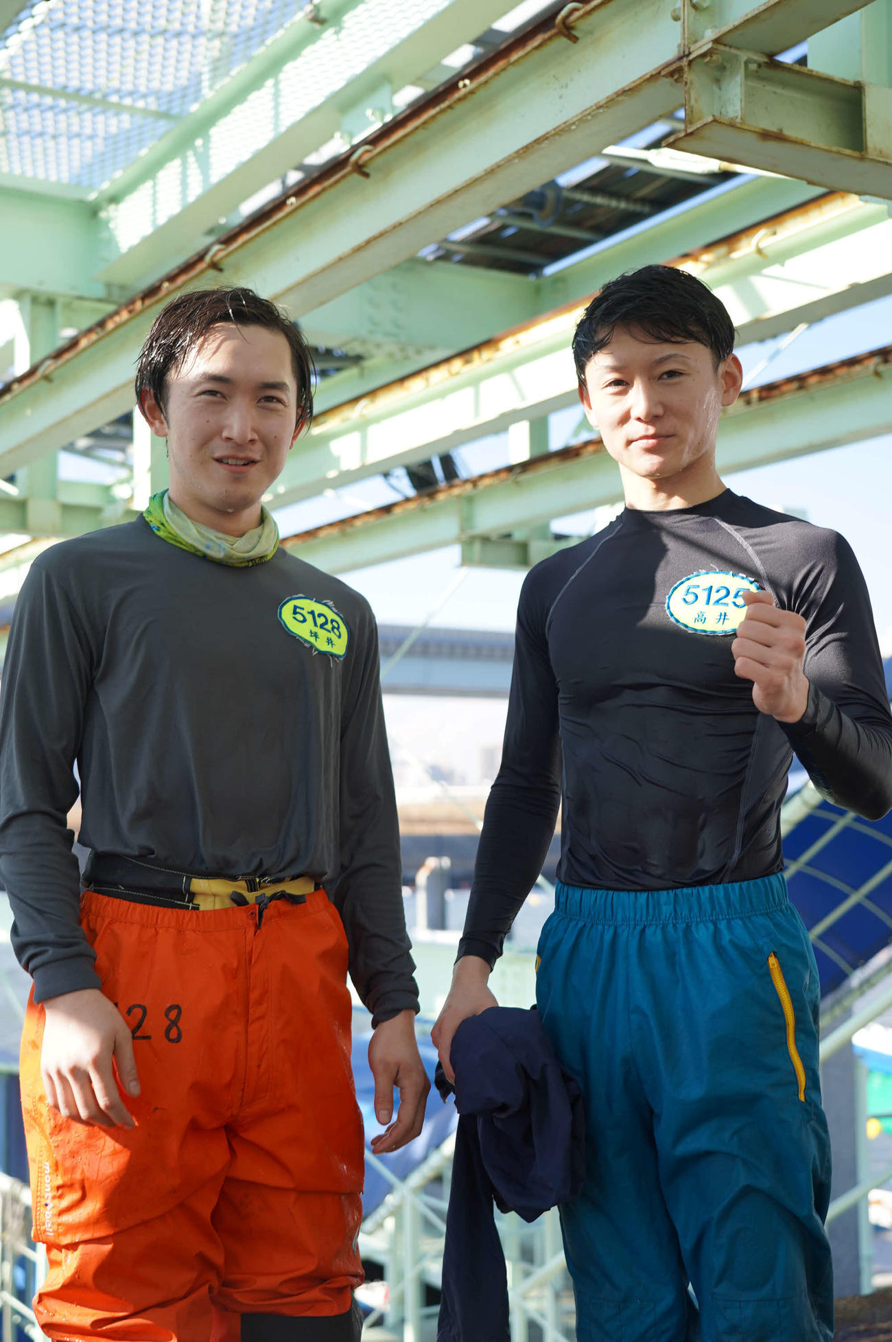 初日7Rで高井雄基（右）が初1着。レース後、水神祭で祝福され一緒に水面に飛び込んだ同期の坪井爽佑（左）と記念撮影