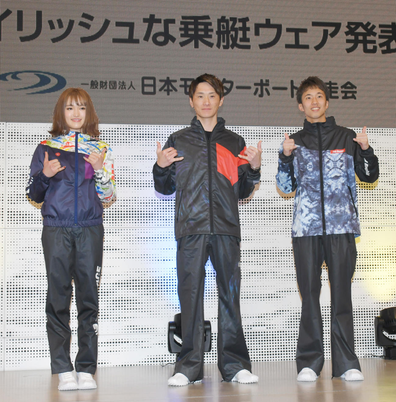 新乗艇ウエアを着てポーズをとる左から生田波美音、峰竜太、前田篤哉（撮影・酒井清司）