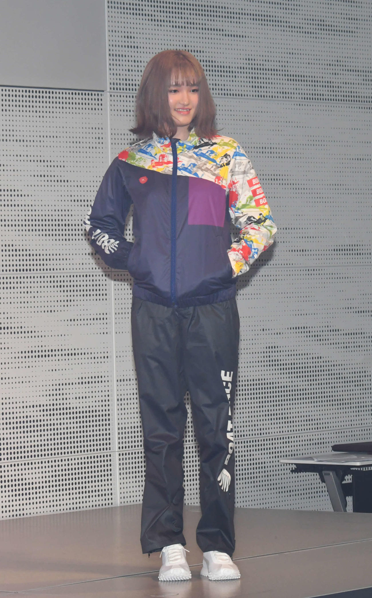新乗艇ウエアを着てポーズをとる生田波美音（撮影・酒井清司）