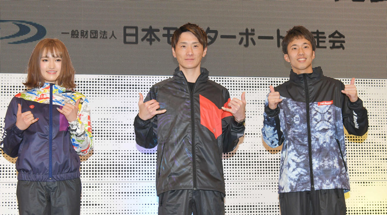 新乗艇ウエアを着てポーズをとる左から生田波美音、峰竜太、前田篤哉（撮影・酒井清司）