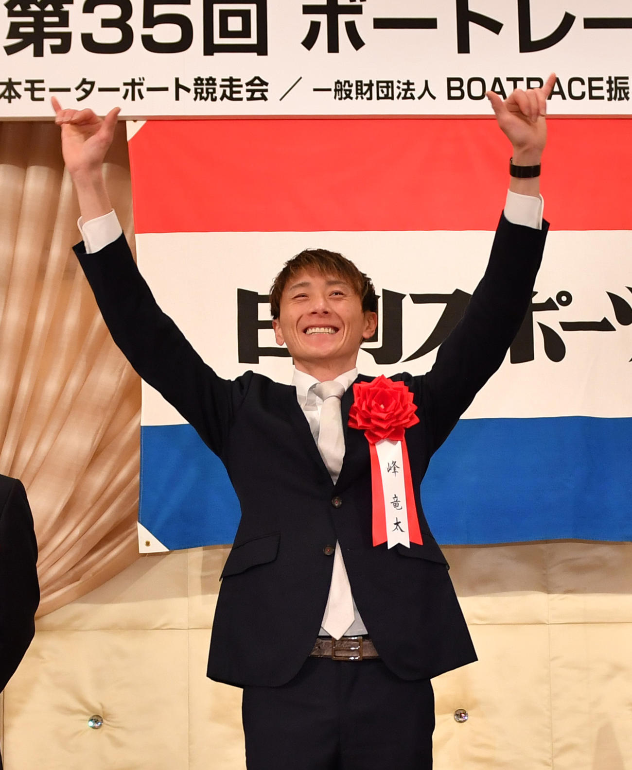 日刊スポーツ年間三賞の表彰式で殊勲賞の峰竜太（撮影・柴田隆二）